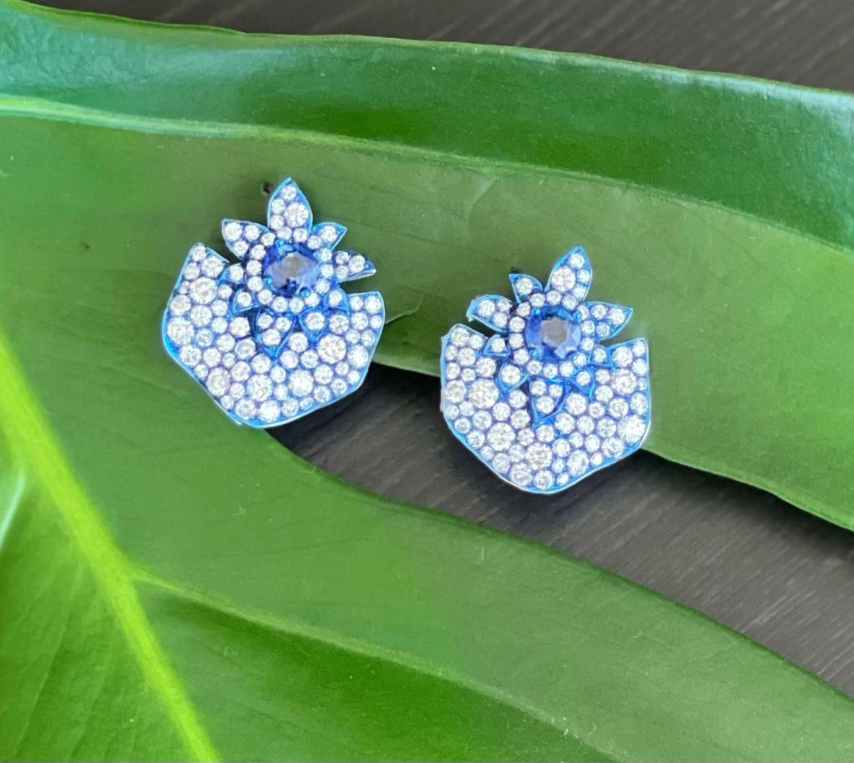 Blue Rhodium, Blue Sapphire &amp; Diamond Folha Earrings