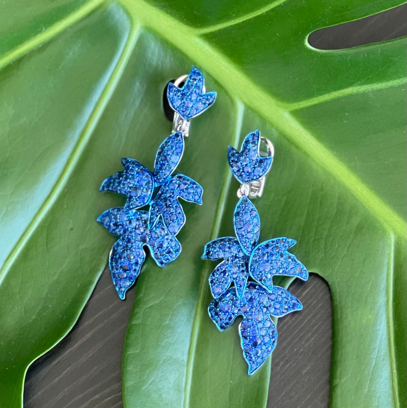 Blue Sapphire Folha Earrings