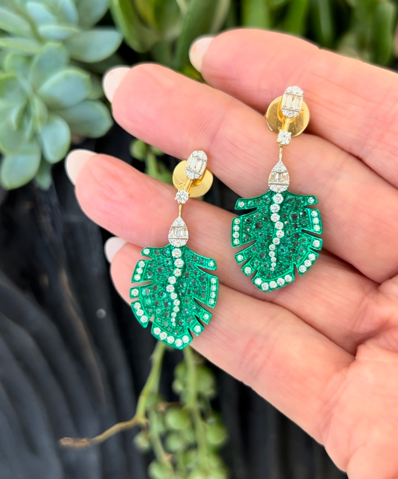 Emerald Folha Drop Earrings