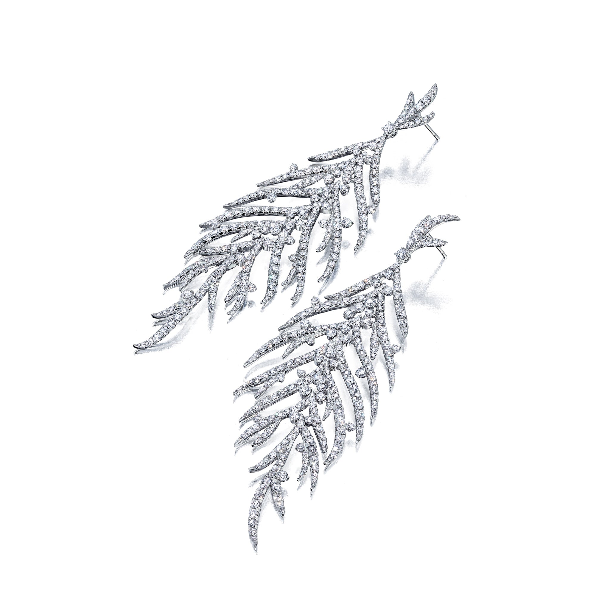White Diamond Folha Drop Earrings